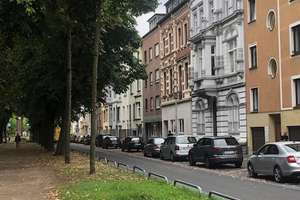 3 Zimmer-Altbauwohnung mit Parkettboden und Balkon