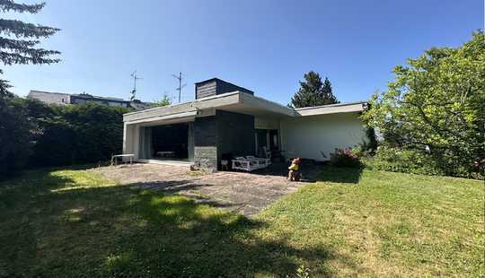 Bild von MHI - Eine seltene Kaufgelegenheit in Spitzenlage! Bungalow mit Schwimmhalle und Traumgrundstück