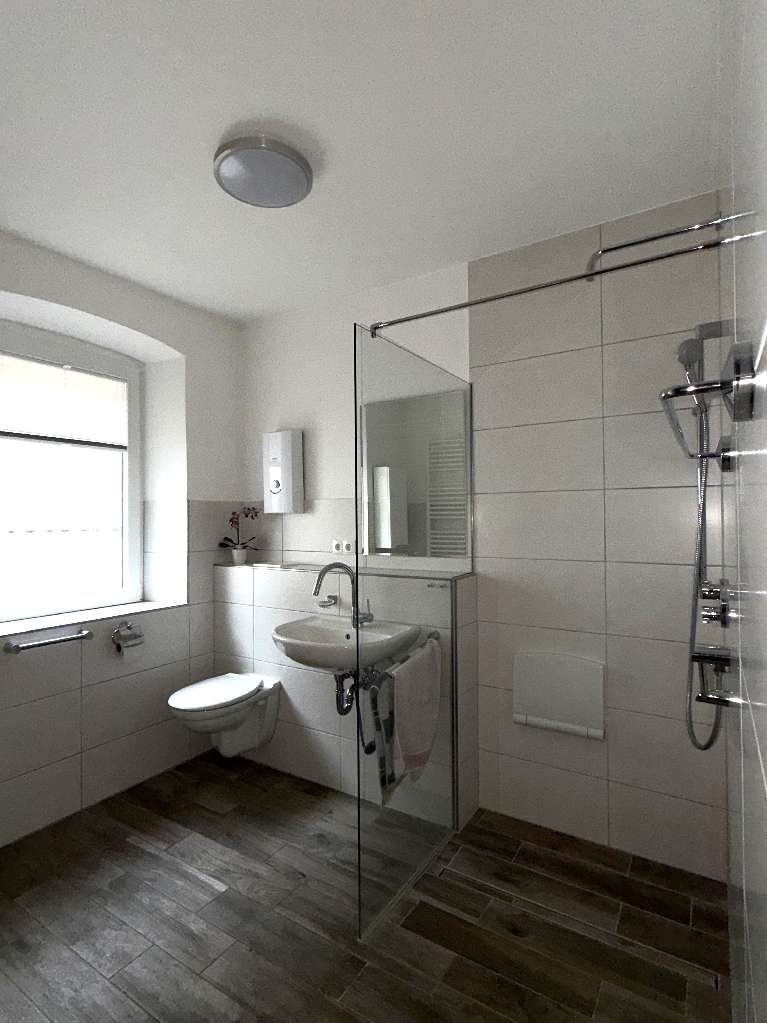 Immobilie in Edenkoben - Edenkoben - Ehemaliges Winzeranwesen mit großer Scheune und schön angelegten Hof - Bild 0