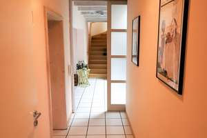 **VISTA Immobilien** Besonderes Wohnerlebnis: Offene Galerie, Kamin & sonniger Garten – Die vollständige Adresse der Immobilie erhältst du vom Anbieter., 64289 Kranichstein, Darmstadt – Vorschaubild 2