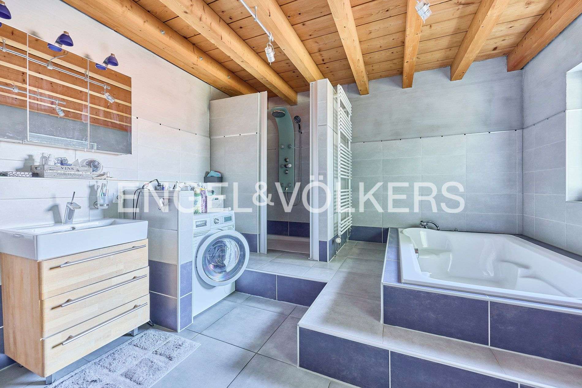 Immobilie in Römerberg - Stilvolles Wohnen in grüner Umgebung: 
Naturschwimmteich und nachhaltige Technik! - Bild 0