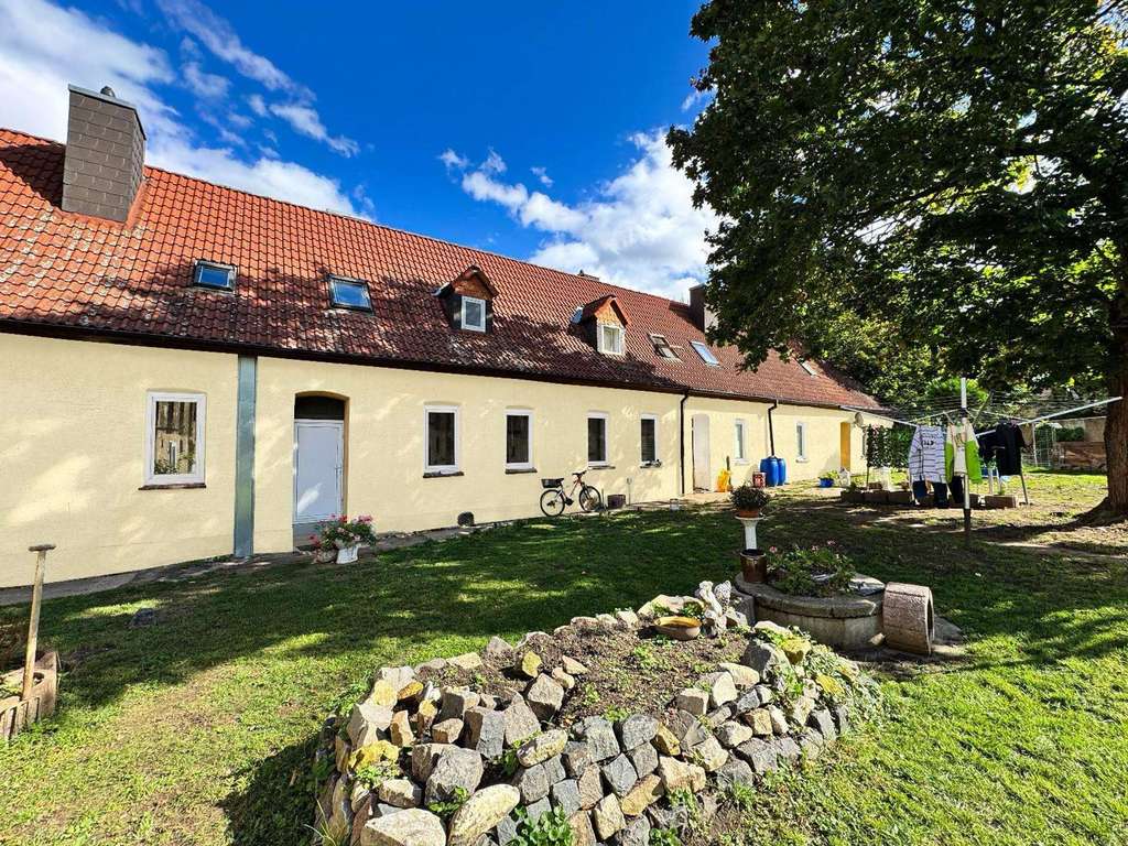 4 Kleine Wohnungen mit großem Garten