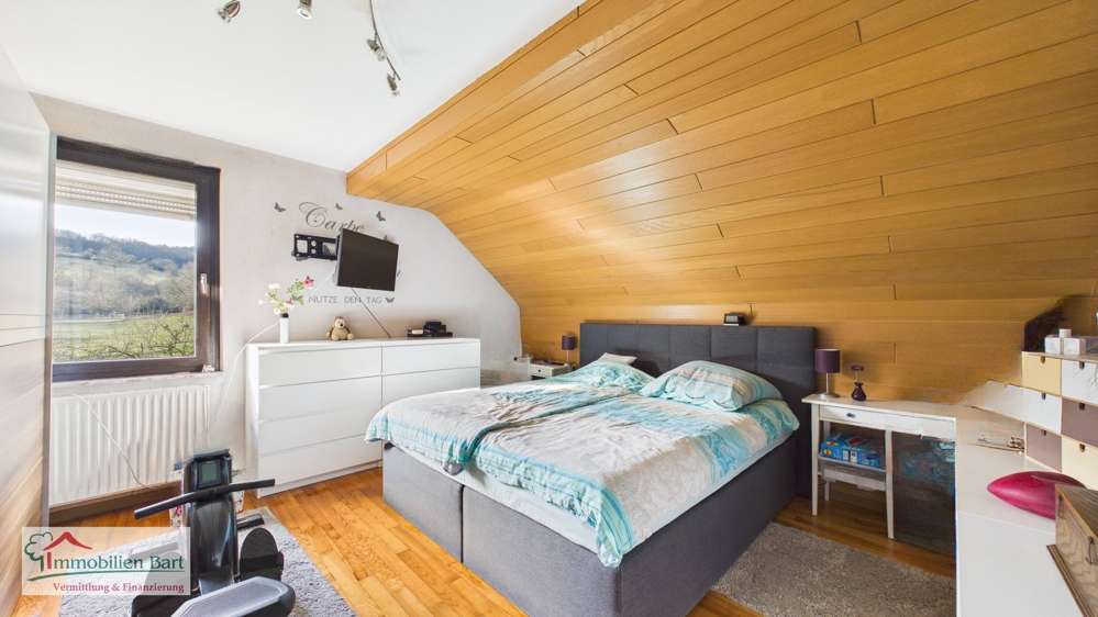 Immobilie in Mettlach - BETHINGEN: GEPFLEGTES WOHNHAUS MIT 2 WOHNUNGEN / 3 GARAGEN / 2 CARPORTSTELLPLÄTZE - Bild 0