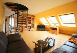 Wohnbereich mit Wendeltrepp...