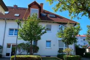 Helle 2-Zimmer-DG-Wohnung in ruhiger Lage - 2 Balkone, Stellplatz, moderne Küche & Parkettboden