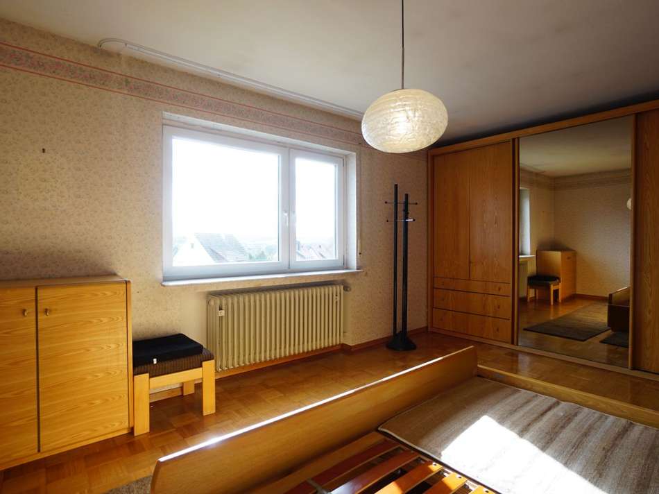 Schlafzimmer mit Parkettboden