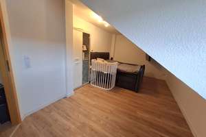 Sonnige modernisierte 2 Zimmer Dachgeschosswohnung mit Balkon, Kellerraum und TG-Stellplatz  – Am Dorfrand 50b, 38229 Gebhardshagen, Salzgitter – Vorschaubild 4