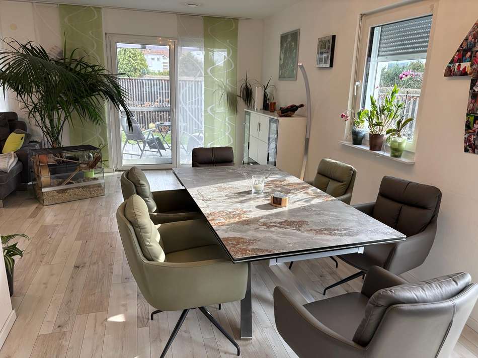 Essbereich mit Blick in Garten