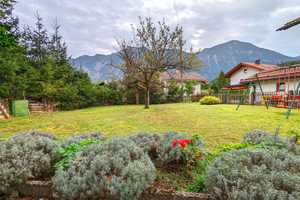 CHARMANTES HÄUSCHEN MIT GROßEM GARTEN & BERGBLICK IN SCHÖNER WOHNLAGE AM ORTSRAND – Garmisch-Partenkirchen (Kreis) – Vorschaubild 1