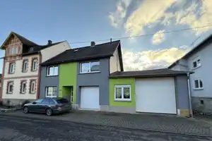 Familienfreundliche Doppelhaushälfte mit großzügiger Wohnmobilgarage! – Westerwaldkreis – Vorschaubild 1