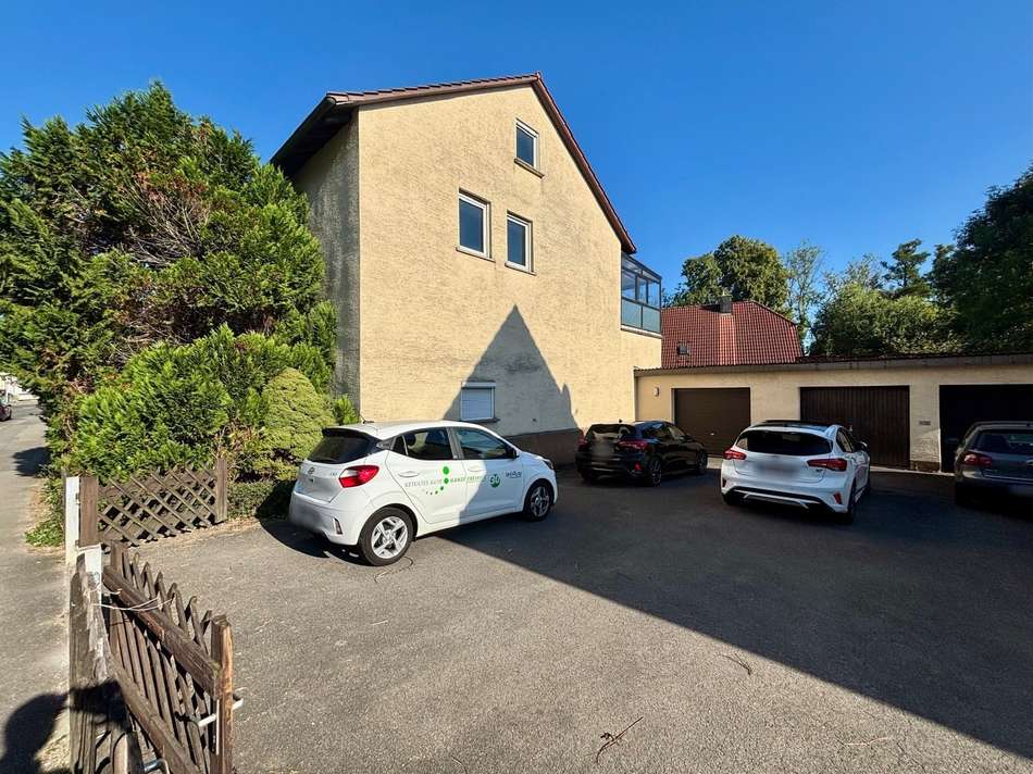 Einfahrt mit Garagen