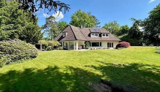 Bild von Hamburg Blankenese, Villa in Bester Lage, Kleinod auf großem Grundstück, Elbseite