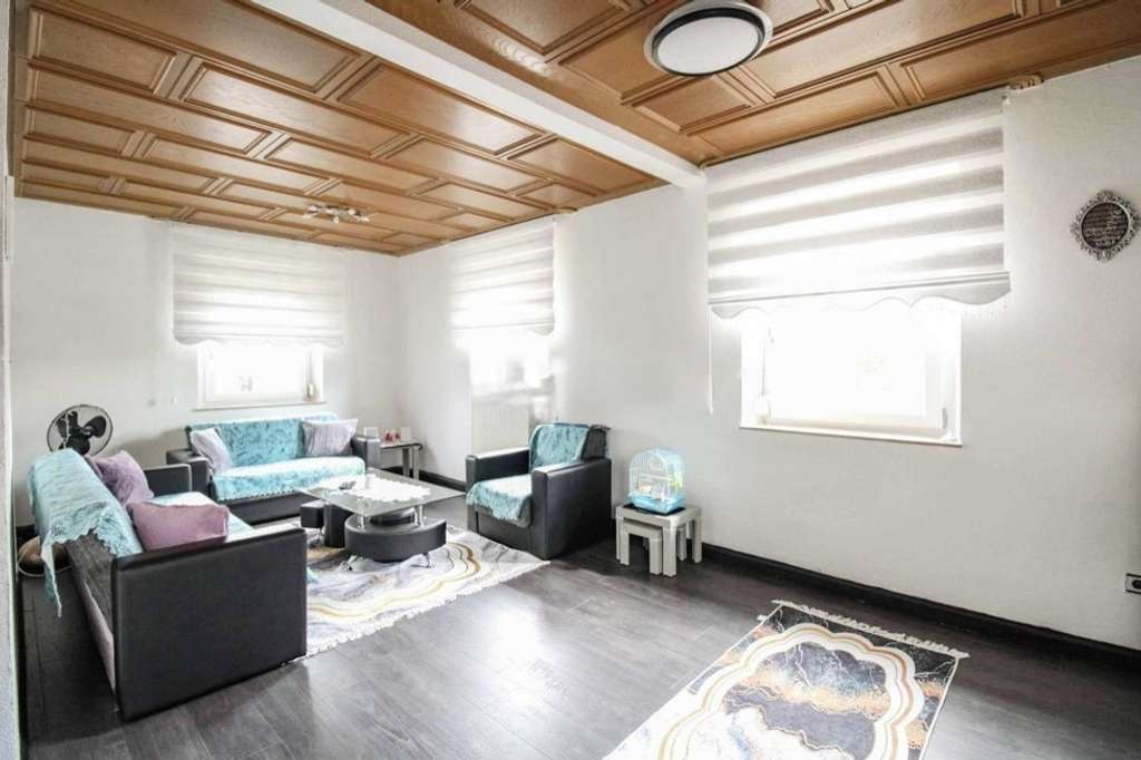 Immobilie in Feuchtwangen - Entwickelbares Wohn und Geschäftshaus mit zwei Wohneinheiten und einer Gewerbeeinheit in zentraler L - Bild 2