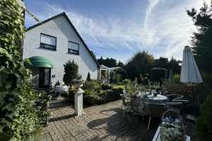 *Wohnen mit Flair* Charmantes Einfamilienhaus mit  idyllischem Traumgarten! – Borken (Kreis) – Vorschaubild 1