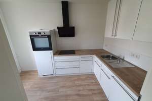 Renovierte Wohnung Mit Küche und Balkon.