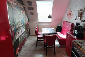 Stilvolle DG-Wohnung mit Diner-Küche und luxuriösem Wellness-Bad.
