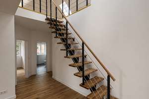 Direkt vom Eigentümer - Lebendiger Wohnraum: 3-Zimmer-Dachgeschosswohnung in Hannover – 30655 Groß-Buchholz, Hannover – Vorschaubild 2