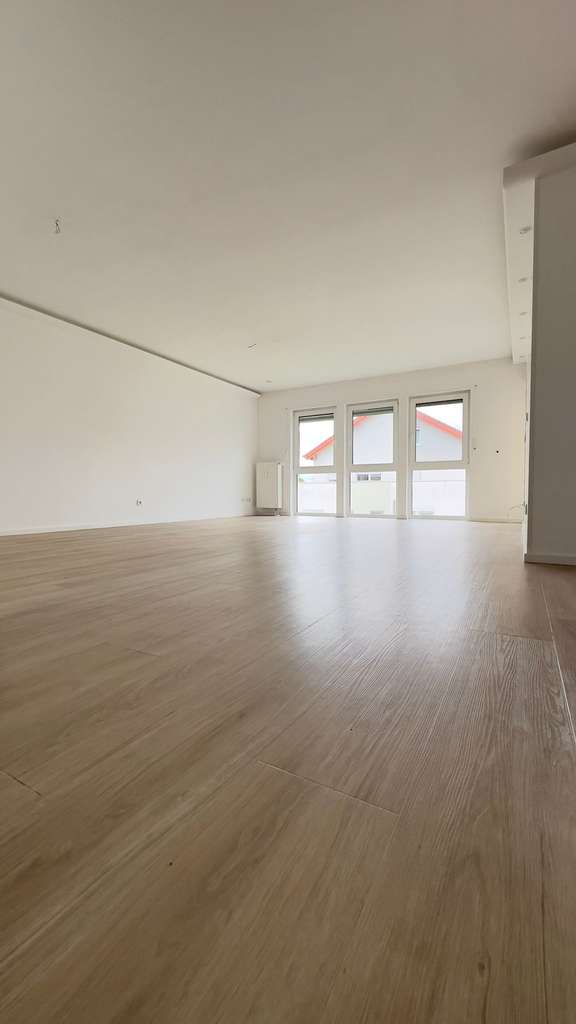 Geschmackvolle, modernisierte 4-Raum-Wohnung mit lux. Innenausstattung mit Balkon und EBK