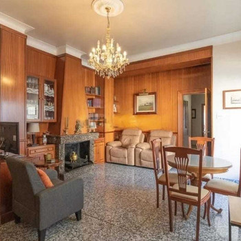 HAUS MIT ZWEI STOCKWERKEN IM ZENTRUM VON ALGUAZAS