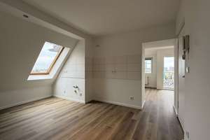Bezugsfreie, großzügige 1-Zimmer-Altbauwohnung im Dachgeschoss mit schönem Balkon und Wohnküche! – Kurfürstenstraße 57, 12105 Mariendorf, Berlin – Vorschaubild 5