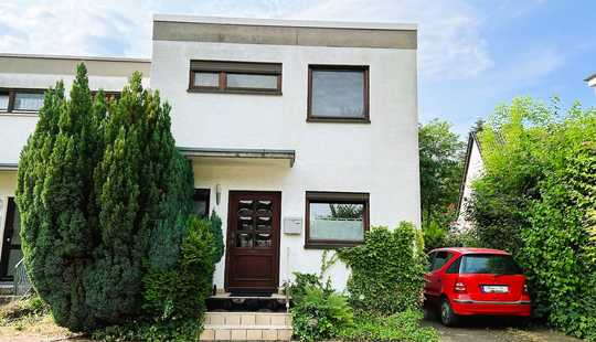 Bild von Charmantes und gemütliches Reiheneckhaus mit Kamin auf großem Grundstück und eigener Garage !