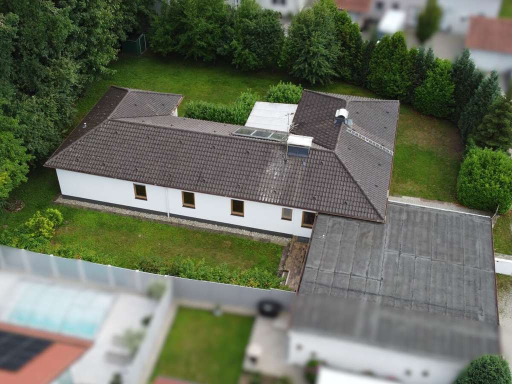 Immobilie in Mettenheim - **Ebenerdiger Wohnkomfort mit 200 m² Wohnfläche**
Stilvoller, ruhig gelegener Bungalow mit Garten - Bild 3