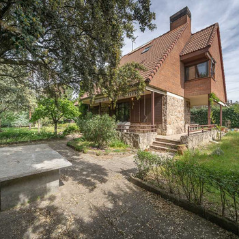 Freistehende Villa in der Urbanisation Los Berrocales