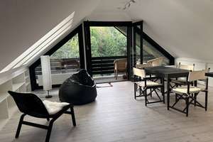 Helle möblierte Dachgeschosswohnung - Erstbezug mit Balkon und unverbautem Blick ins Grüne