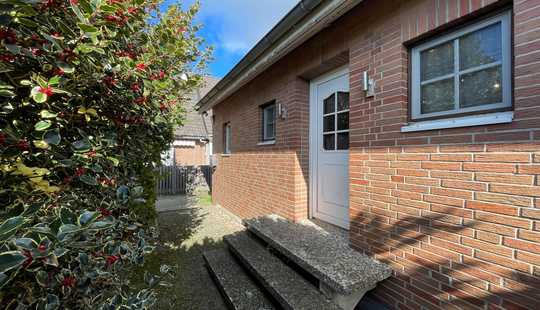 Bild von 4-Zimmer-Einfamilienhaus mit Einfahrt, Einbauküche, Kamin, Terrasse und großem Garten