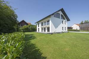 Erstbezug! Wohnen mit Stil und Raum – 9-Zimmer-Einfamilienhaus mit Wellnessbereich & Garten – Die vollständige Adresse der Immobilie erhältst du vom Anbieter., 85465 Wartenberg – Vorschaubild 1