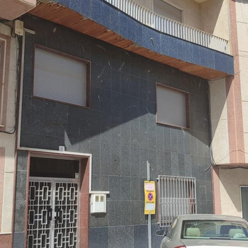 ZUM VERKAUF IN OLULA DEL RÍO ALMERÍA: FAMILIENHAUS MIT 2 HÄUSERN UND GARAGE.