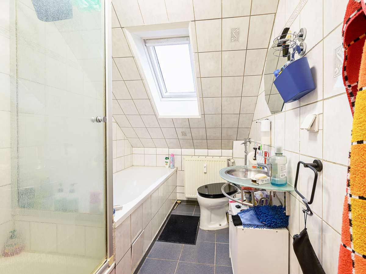 Immobilie in Karlsbad - Zwei Wohnungen, eine Investition: Vermietetes 2-Familienhaus ideal für Kapitalanleger - Bild 0