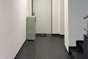 Im Zentrum von Neu-Ulm/Pfuhl neuwertige sonnige 2-Zi.-Wo. im 2. OG mit Südbalkon, Aufzug und TG – Die vollständige Adresse der Immobilie erhältst du vom Anbieter., 89233 Neu-Ulm – Vorschaubild 2