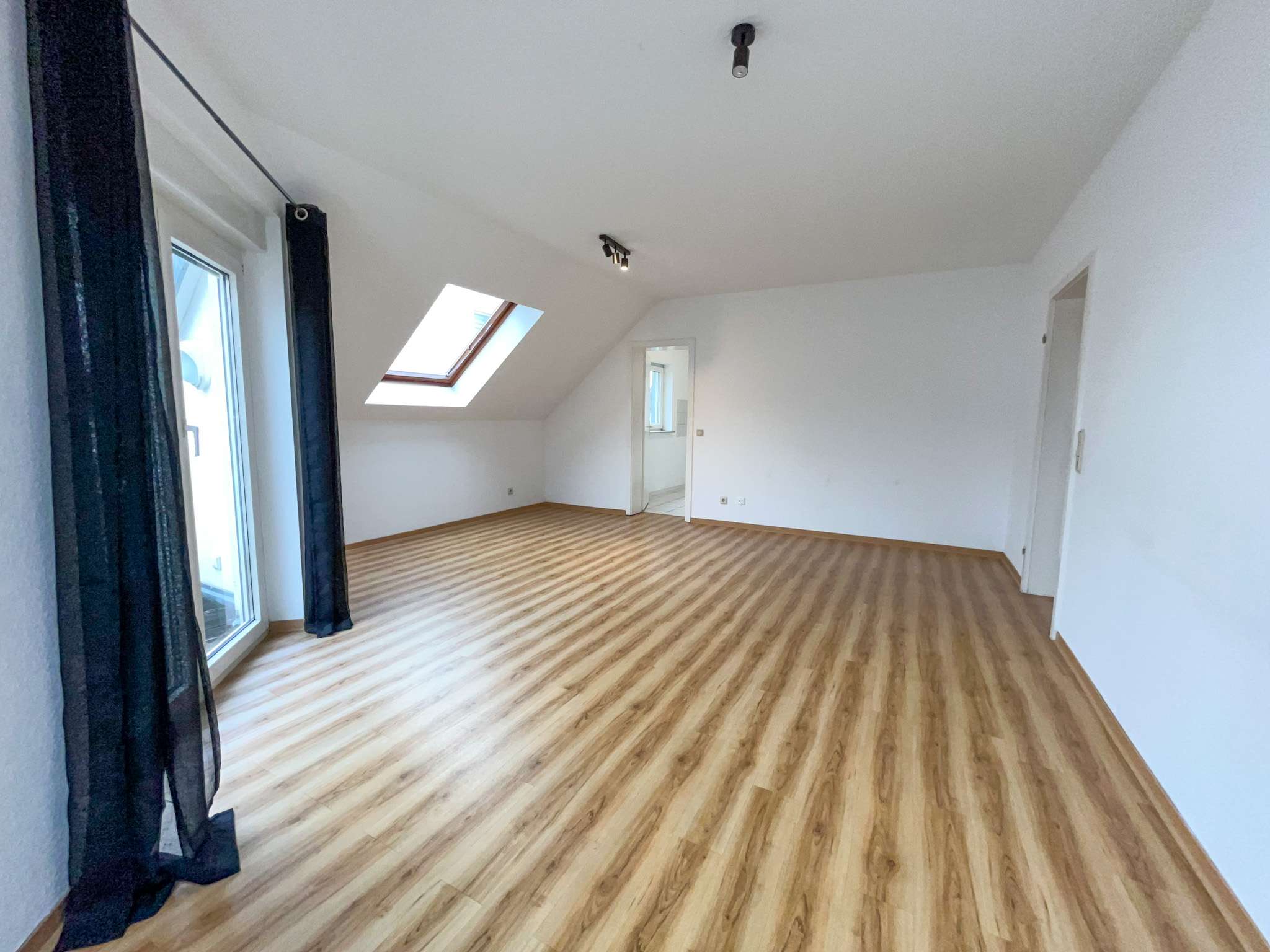 Immobilie in Kirchheimbolanden - EUPORA® Immobilien: -RESERVIERT- Helle Wohnung mit Dachloggia in Kirchheimbolanden. - Bild 0