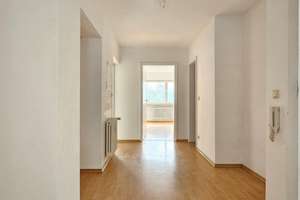 Laim: Große 4-Zimmer-Wohnung mit Balkon