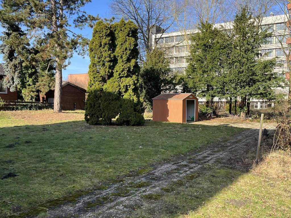 Immobilie in Lehrte - Lehrte: 3-Familienhaus mit freier EG-Wohnung und großem Gartengrundstück in bester Stadtlage  - Bild 1