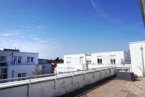 Exklusive 3-Zimmer-DG-Wohnung mit großer Süd-Dachterrasse, EBK, Lift, 2 Bädern und TG in Trudering – Marianne-Plehn-Str. 51, 81825 Gartenstadt Trudering, München – Vorschaubild 1