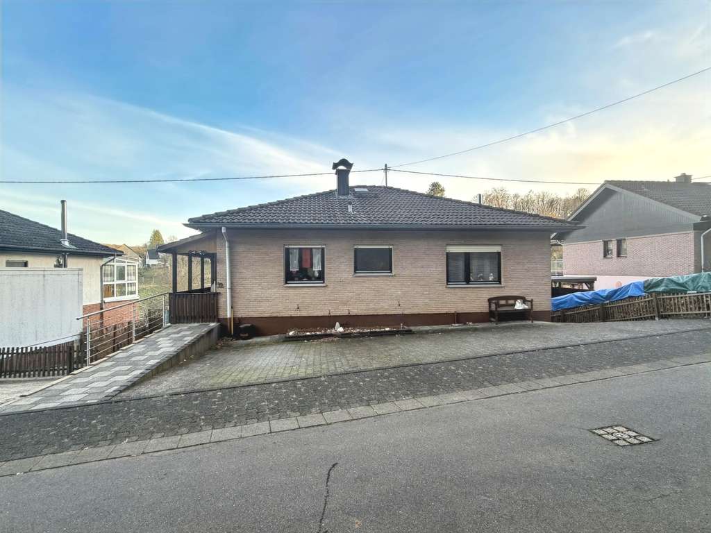 Immobilie in Obersteinebach - Solider vollunterkellerter Bungalow mit tollem Grundstück - Bild 1