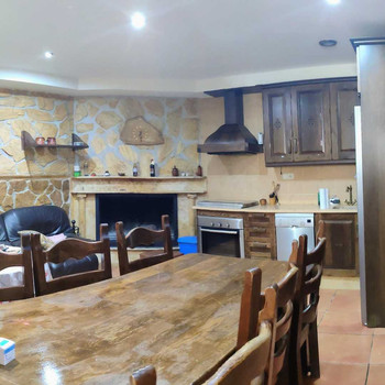 SCHÖNES TRIPLEX IN MACAEL MIT 3 SCHLAFZIMMERN, 3 BADEZIMMERN, MÖBLIERT UND BEZUGSFERTIG.