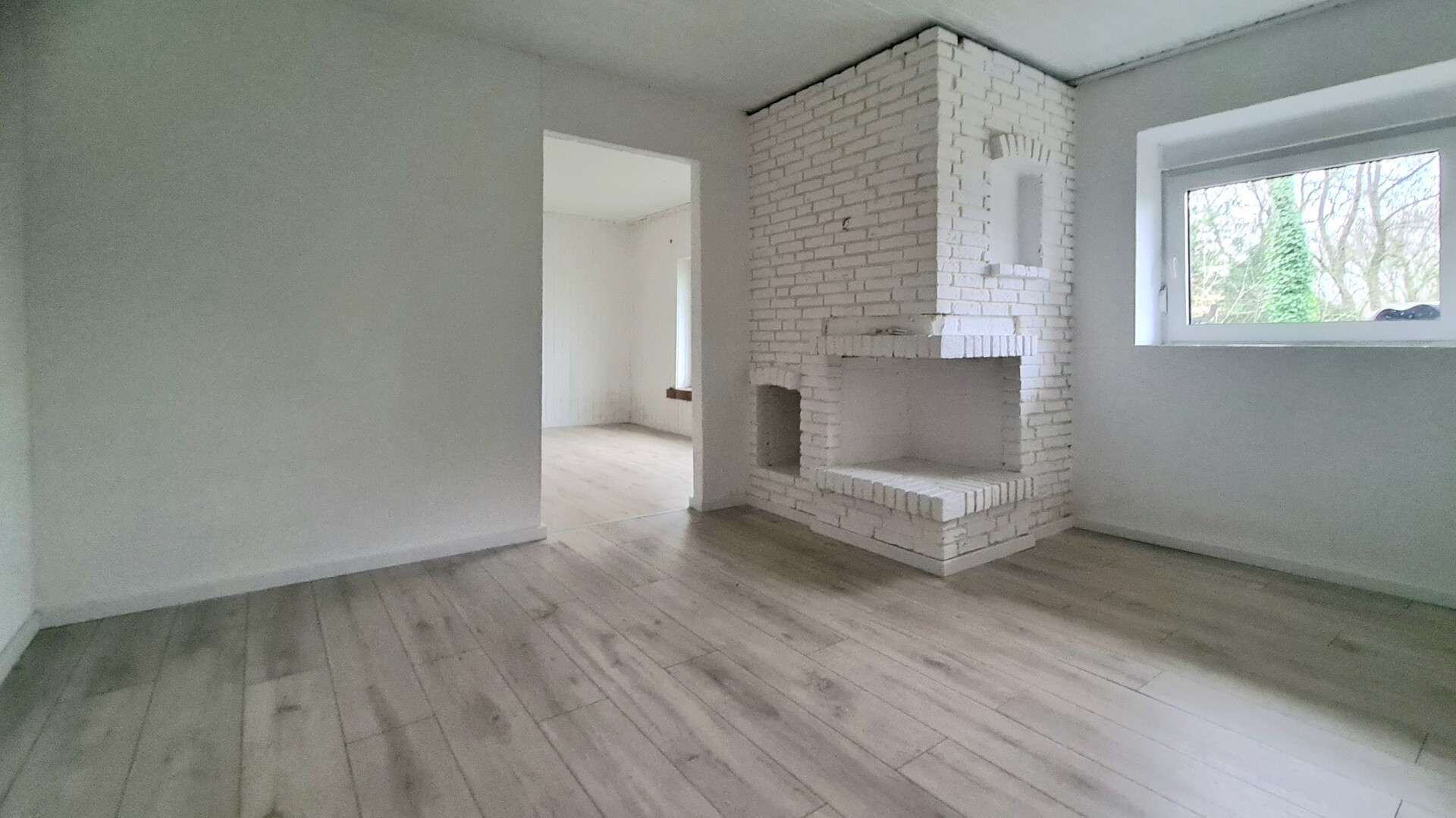 Immobilie in Hennef (Sieg) - Gepflegtes, verklinkertes Zweifamilienhaus mit zwei Garagen und PV-Anlage in Hennef-Blankenberg! - Bild 2