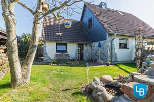 Wohnen mit Charme: Gepflegtes Haus mit romantischem Gartenparadies – Die vollständige Adresse der Immobilie erhältst du vom Anbieter., 24619 Bornhöved – Vorschaubild 1