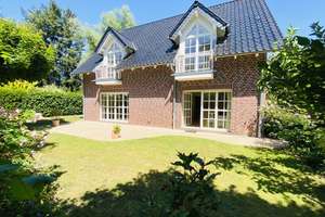 Landhaus-Architektur, 7-Zi, 250 qm Wfl., idyllische Garten-Oase-Lage, sehr gute Aussstattungen.