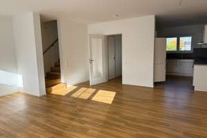 Eckreihenhaus mit 4 Zimmern auf ca. 119 m² Wohnfläche, zwei Carportstellplätze, Kellerraum – Mirjam-Pressler-Weg 3b, 22941 Bargteheide – Vorschaubild 1