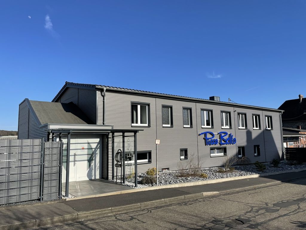 Ansprechendes Bürogebäude mit kleiner Lagerhalle + Freifläche wegen