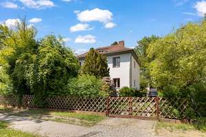 Schöne Stadtvilla mit Sanierungsbedarf in guter Lage von Berlin-Lankwitz