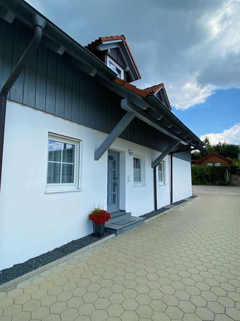 Immobilie in Gerzen - Vielseitiges Einfamilienhaus mit zwei Wohneinheiten - Nahe Gerzen - Bild 1