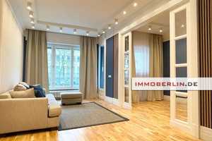 IMMOBERLIN.DE - Feine Altbauwohnung mit Südloggia für den Ersteinzug nach Sanierung beim Preußenpark – Berlin – Vorschaubild 1