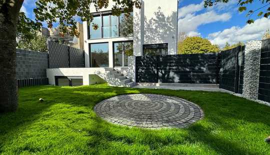 Bild von Modernes, großzügiges  Einfamilienhaus mit Einliegerwohnung und Garage am Waldrand