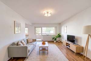 Lichtdurchflutetes Wohnglück im Erdgeschoss mit großem Sonnenbalkon und Stellplatz