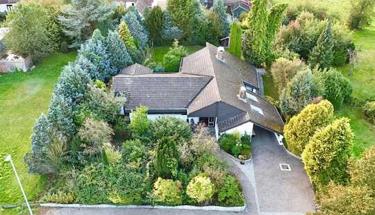 Bild von Architekten-Bungalow mit uneinsehbarem Garten